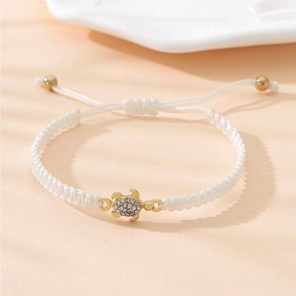 Jewelry - ⚠️Clearance White And Gold Turtle Pendant Bracelet